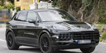 El Cayenne de gasolina en la vida está muerto, primeras fotos espía del gran SUV de Porsche que llega en 2027